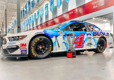 Kevin Harvick takes advantage of MTJ, Elliott mishap, wins Darlington