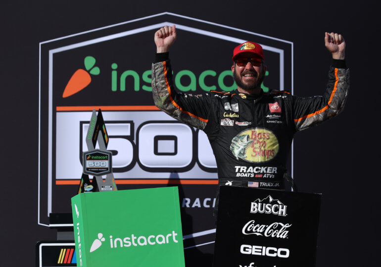 Martin Truex Jr. pulls away at Phoenix