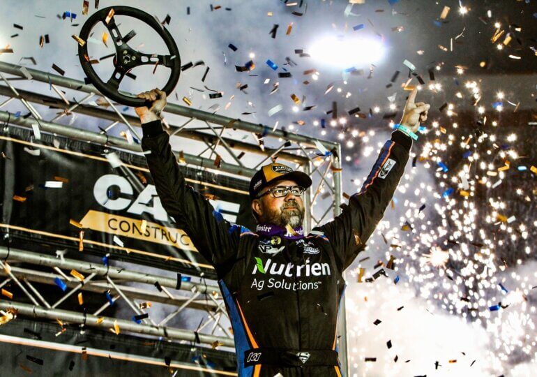 Jonathan Davenport holds off Kyle Larson's charge, wins at Bristol