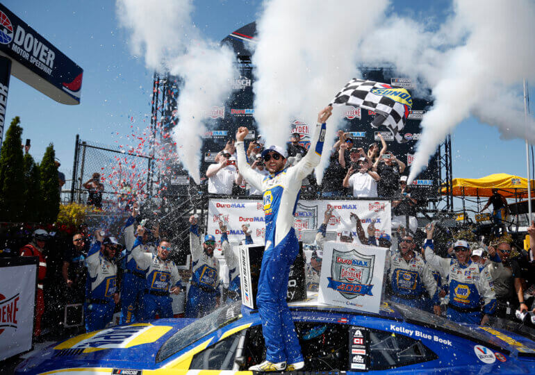 Chase Elliott gets first win of '22 at Dover