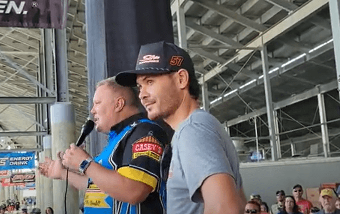 WATCH: Kyle Larson's Knoxville Nationals banner unveiled