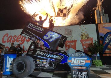 Kyle Larson wins second career Knoxville Nationals