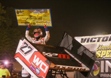 Emerson Axsom nabs Ayrton Gennetten at the line to take IRA A-Main win