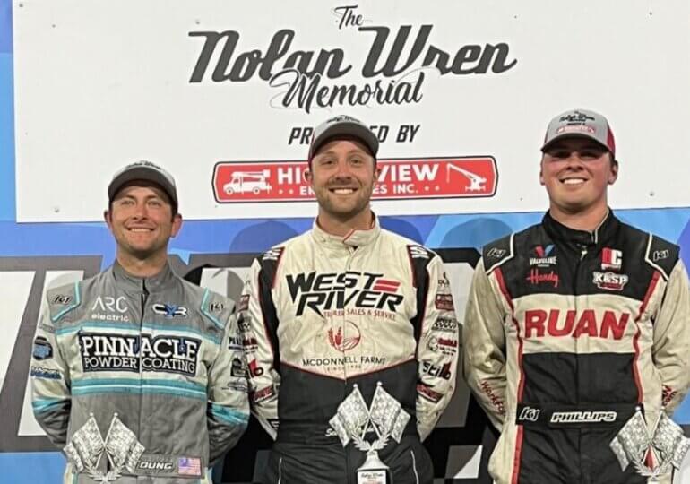 Scott Bogucki tops Aaron Reutzel at Knoxville with late-race pass, Sawyer Phillips back in V.L.